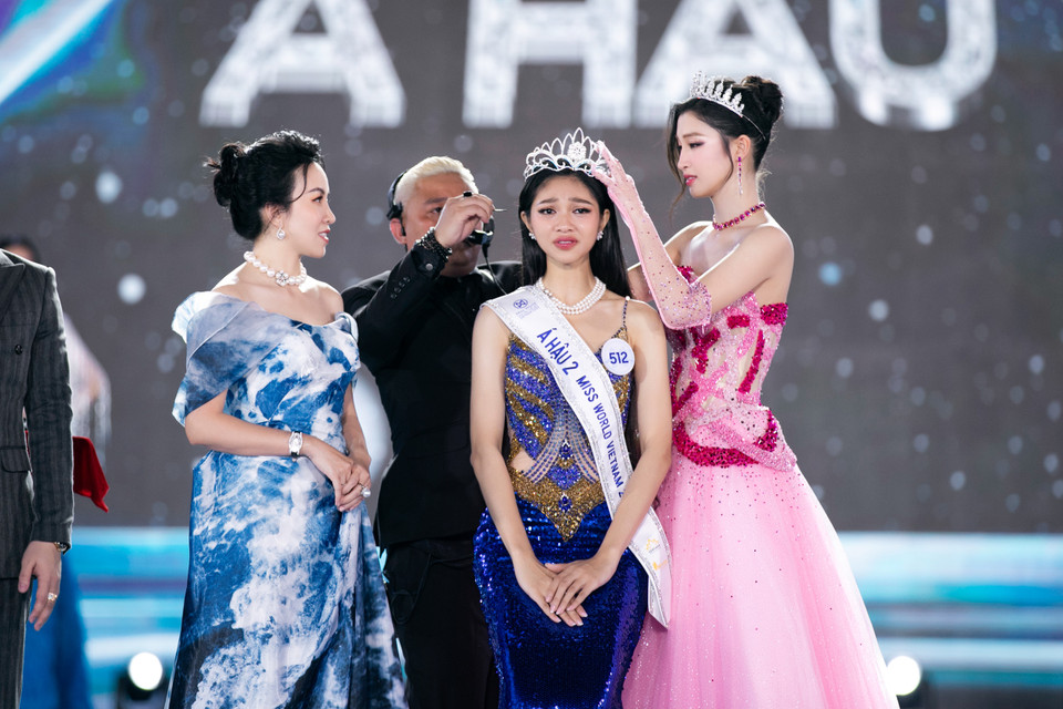  Minh Kiên đã chia sẻ: 'ChatGPT là một công cụ dùng để tìm kiếm giống như Google nhưng được cải tiến hơn, mà nếu đưa vào ngành giáo dục, chúng ta phải biết chắt lọc. Chúng ta phải hiểu nó dùng để tham khảo, tham vấn chứ không lạm dụng. Tôi đề cao bộ não và trí tuệ của con người luôn là vĩnh cửu. Cả thế hệ trẻ và thế hệ sau này sẽ biết đâu là đúng, đâu là sai, và biết chắt lọc mọi thông tin, dùng bộ não để sáng tạo nhiều hơn, không phụ thuộc vào ChatGPT quá nhiều.' (Ảnh: PV/Vietnam+)