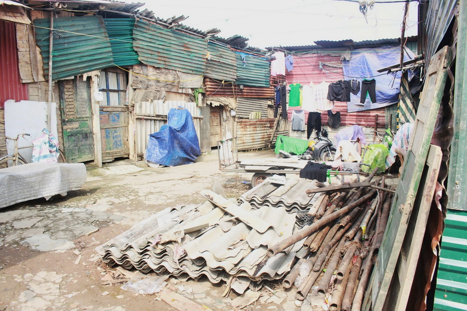 Nước lũ và bùn đất đã rút hoàn toàn khỏi xóm trọ. (Ảnh: Phương Thảo/TTXVN phát)