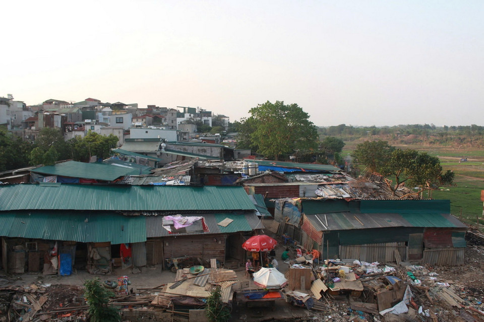 Xóm trọ nghèo ngổn ngang tàn tích sau trận bão lịch sử Yagi, các hộ bị bay mái, sập nhà đã được địa phương giúp đỡ khắc phục. (Ảnh: Phương Thảo/TTXVN phát)