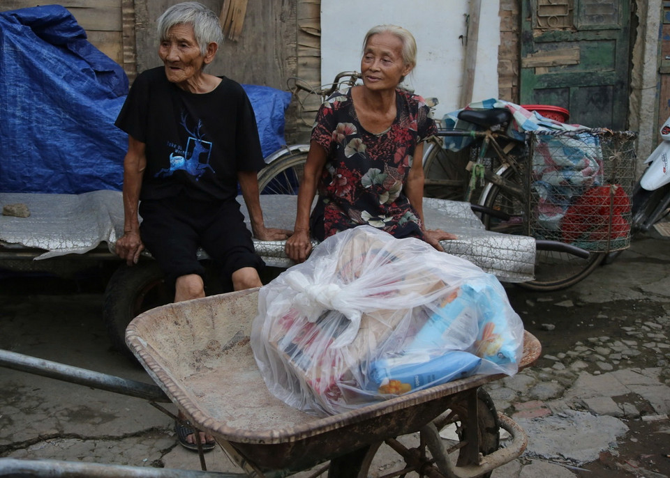 Người dân được các nhà hảo tâm hỗ trợ nhiều nhu yếu phẩm. (Ảnh: Phương Thảo/TTXVN phát)