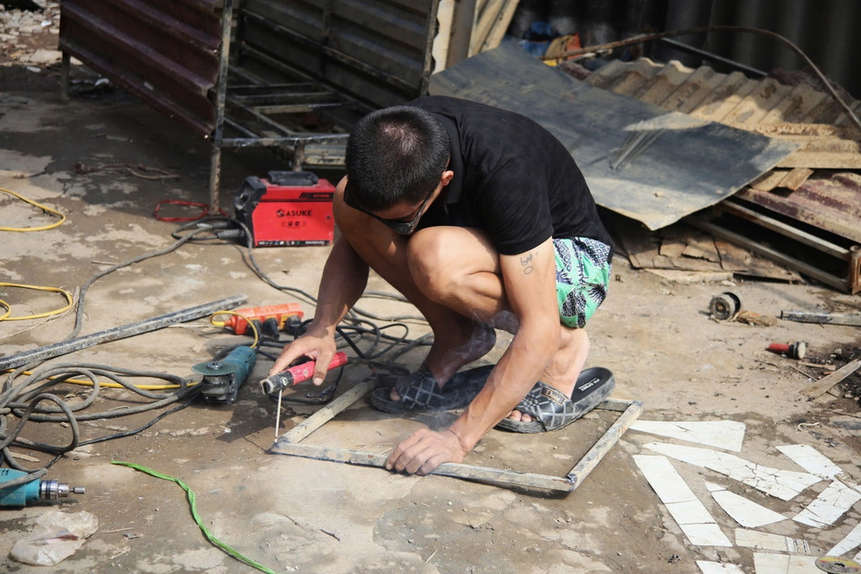 Người dân sửa chữa vật dụng bị hư hỏng. (Ảnh: Phương Thảo/TTXVN phát)