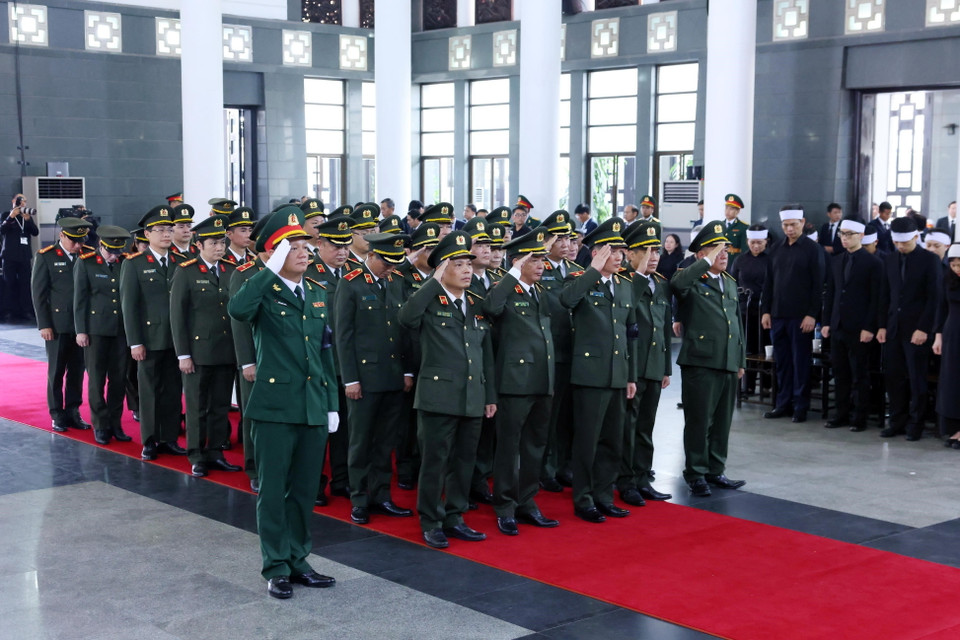 Khối kế hoạch tài chính, hậu cần kỹ thuật Công an Nhân dân viếng Tổng Bí thư Nguyễn Phú Trọng. (Ảnh: TTXVN)