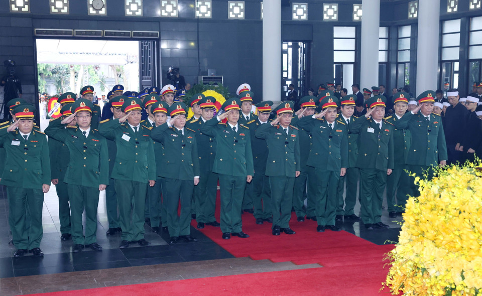 Đoàn Binh chủng Thông tin liên lạc viếng Tổng Bí thư Nguyễn Phú Trọng. (Ảnh: TTXVN)