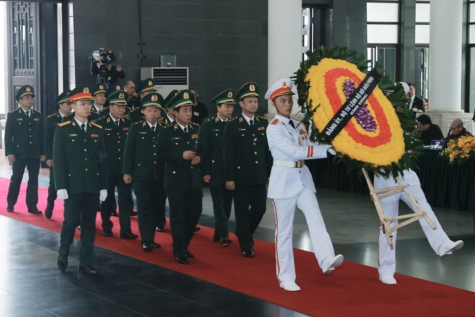Đoàn Bộ Tư lệnh Bộ đội Biên phòng viếng Tổng Bí thư Nguyễn Phú Trọng. (Ảnh: TTXVN)