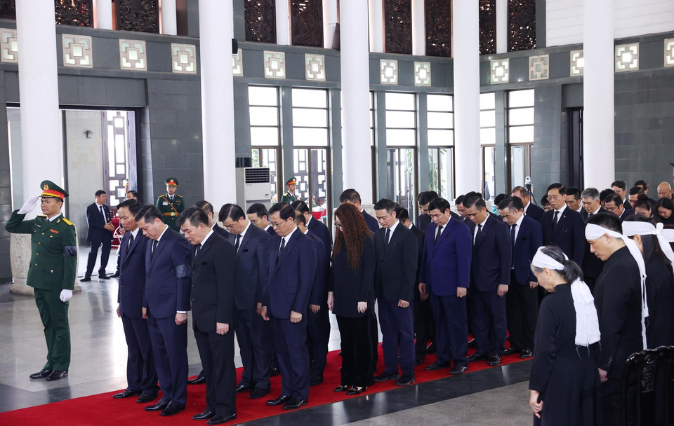 Đoàn Đảng ủy Khối Doanh nghiệp Trung ương viếng đồng chí Nguyễn Phú Trọng. (Ảnh: TTXVN)