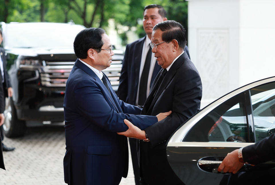 Thủ tướng Phạm Minh Chính tiếp Chủ tịch Đảng Nhân dân Campuchia Samdech Hun Sen. (Ảnh: Dương Giang/TTXVN)
