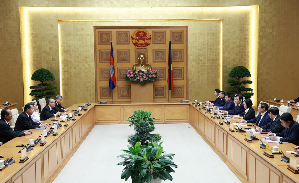 Thủ tướng Phạm Minh Chính tiếp Chủ tịch Đảng Nhân dân Campuchia Samdech Hun Sen. (Ảnh: Dương Giang/TTXVN)