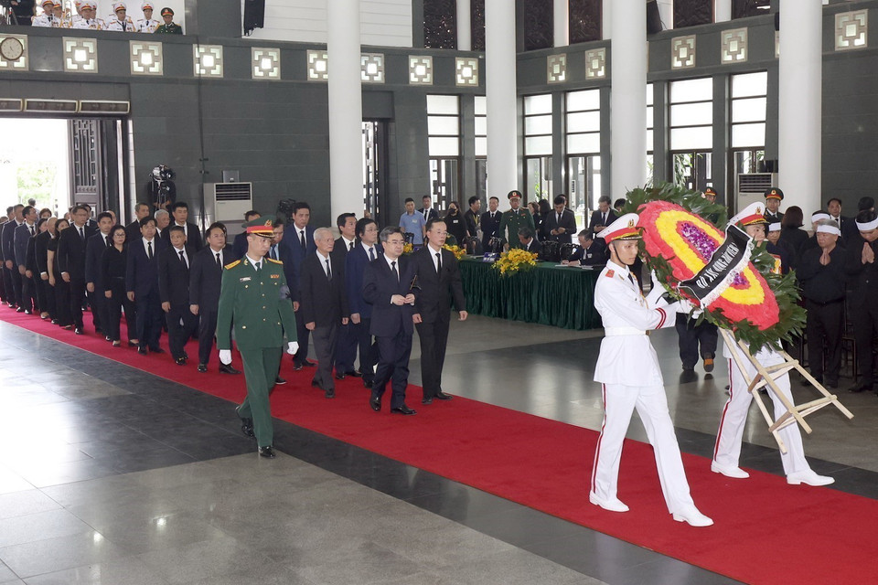 Đoàn Bộ Xây dựng do đồng chí Nguyễn Thanh nghị, Ủy viên Trung ương Đảng, Bộ trưởng làm Trưởng đoàn, viếng Tổng Bí thư Nguyễn Phú Trọng. (Ảnh: TTXVN)