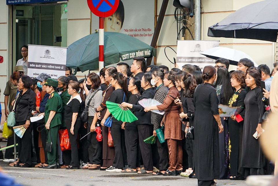 Rất đông người dân xếp hàng từ sớm để vào viếng Tổng Bí thư Nguyễn Phú Trọng. (Ảnh: TTXVN)