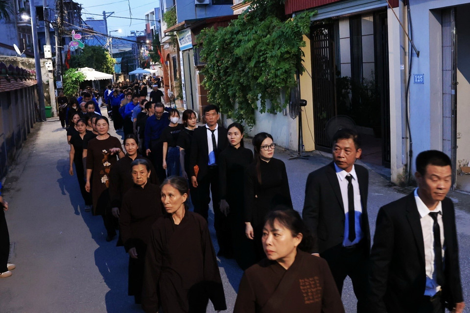 Đoàn người đến viếng xếp hàng trật tự chờ đến lượt. (Ảnh: TTXVN)