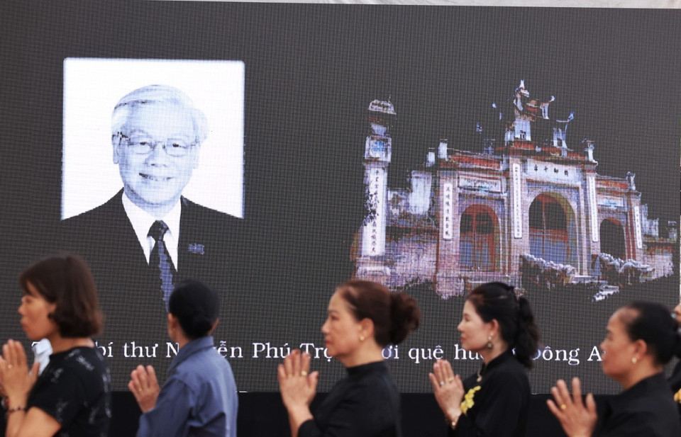 Đông đảo người dân đến viếng tại quê nhà Tổng Bí thư Nguyễn Phú Trọng. (Ảnh: TTXVN)