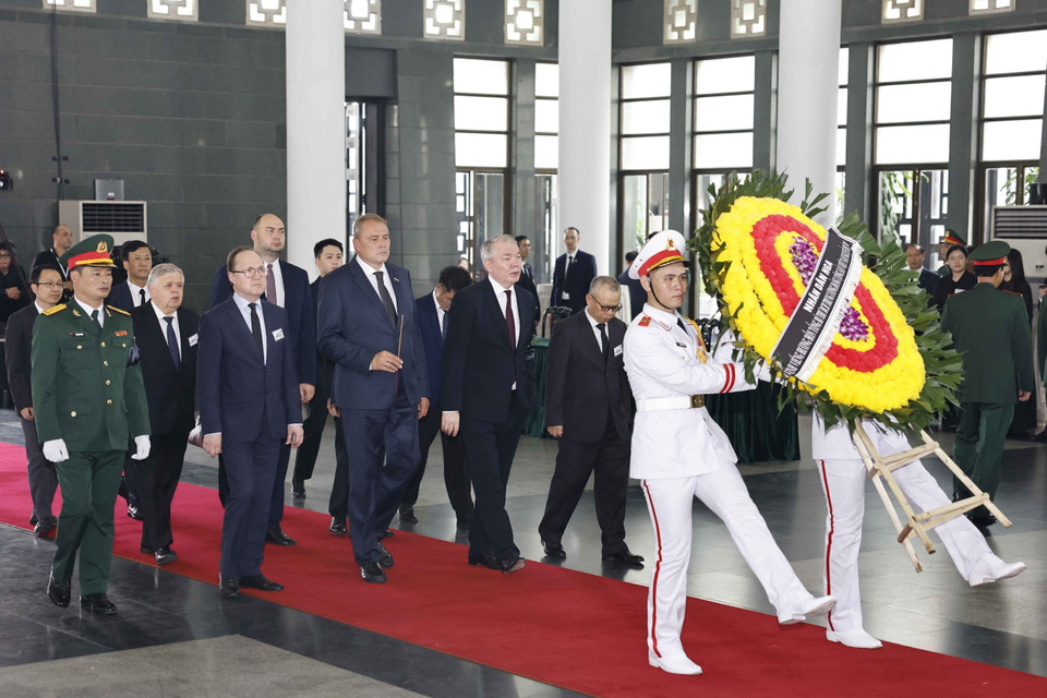Đoàn đại biểu Liên bang Nga do Phó Chủ tịch Duma quốc gia Nga Pyotr Tolstoy dẫn đầu, viếng Tổng Bí thư Nguyễn Phú Trọng. (Ảnh: TTXVN)