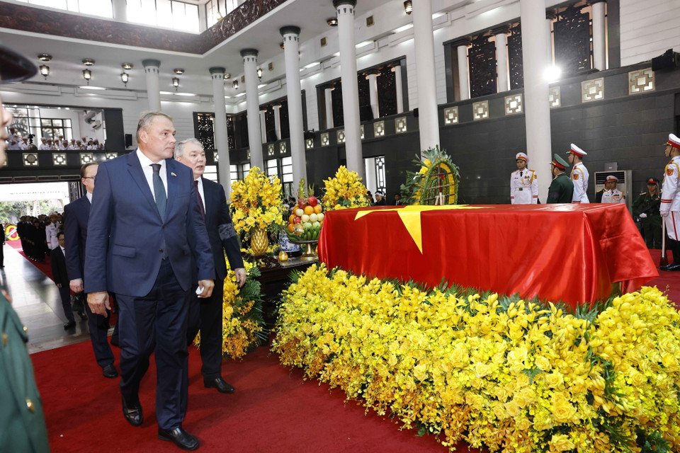 Đoàn đại biểu Liên bang Nga do Phó Chủ tịch Duma Quốc gia Nga Pyotr Tolstoy dẫn đầu, viếng Tổng Bí thư Nguyễn Phú Trọng. (Ảnh: TTXVN)