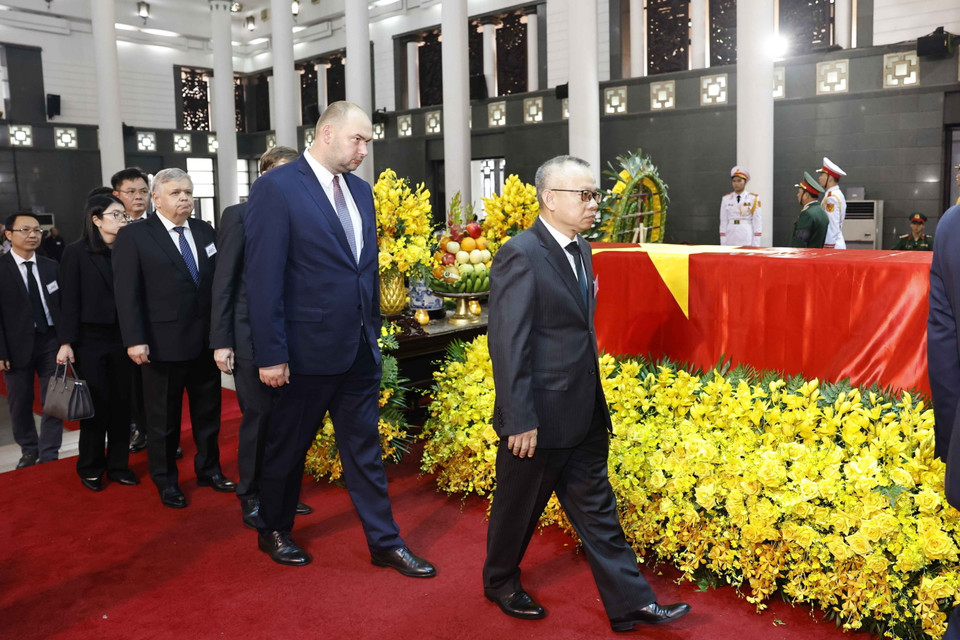 Đoàn đại biểu Liên bang Nga do Phó Chủ tịch Duma Quốc gia Nga Pyotr Tolstoy dẫn đầu, viếng Tổng Bí thư Nguyễn Phú Trọng. (Ảnh: TTXVN)