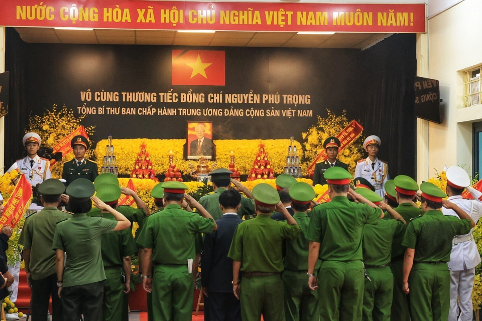 Đoàn Công an huyện Đông Anh đến viếng Tổng Bí thư Nguyễn Phú Trọng. (Ảnh: TTXVN)