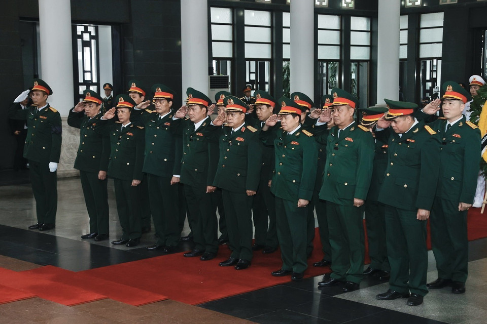 Đoàn Binh chủng Pháo binh viếng Tổng Bí thư Nguyễn Phú Trọng. (Ảnh: TTXVN)