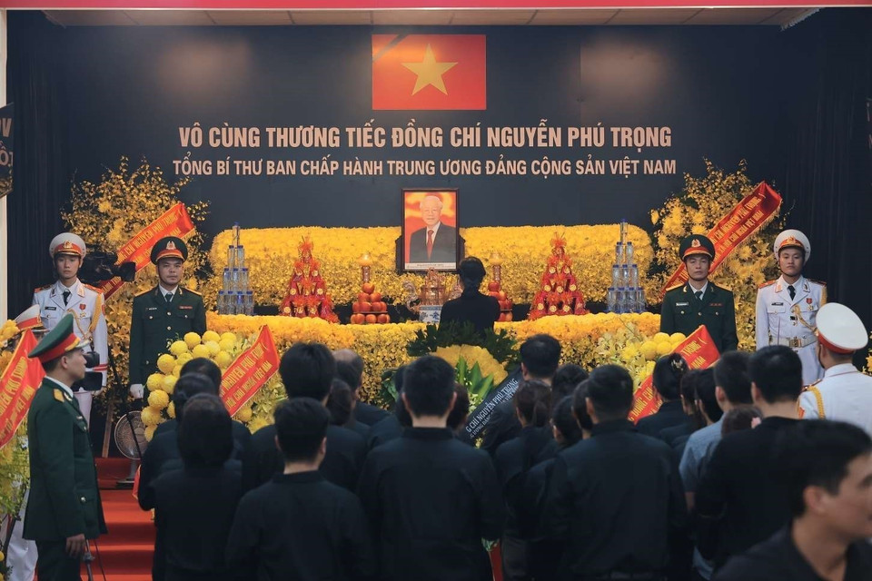 Đông đảo nhân dân đến viếng Tổng Bí thư Nguyễn Phú Trọng tại xã Đông Hội, huyện Đông Anh. (Ảnh: TTXVN)