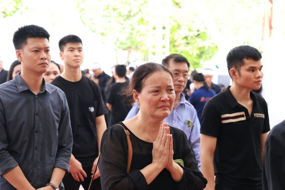 Người dân đến viếng tại quê nhà Tổng Bí thư Nguyễn Phú Trọng. (Ảnh: TTXVN)