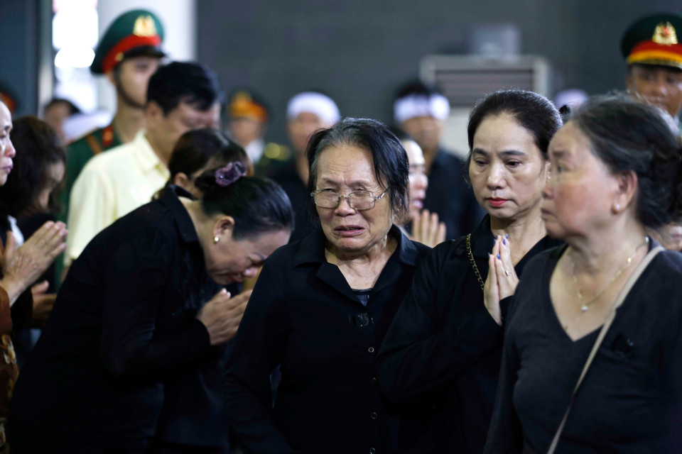 Cảm xúc của người dân khi vào viếng Tổng Bí thư Nguyễn Phú Trọng. (Ảnh: TTXVN)