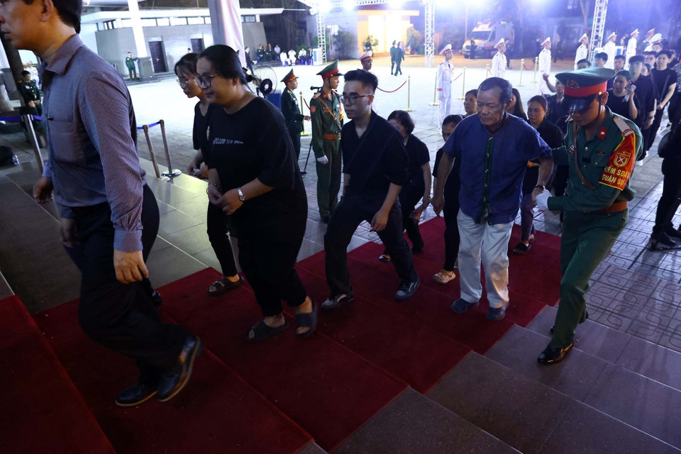 Càng về đêm, dòng người vào viếng Tổng Bí thư ngày càng đông. (Ảnh: TTXVN)