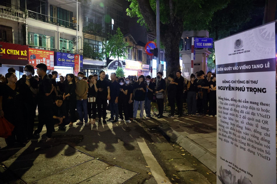 Người dân xếp hàng trên phố Yecxanh đợi vào viếng Tổng Bí thư Nguyễn Phú Trọng. (Ảnh: TTXVN)