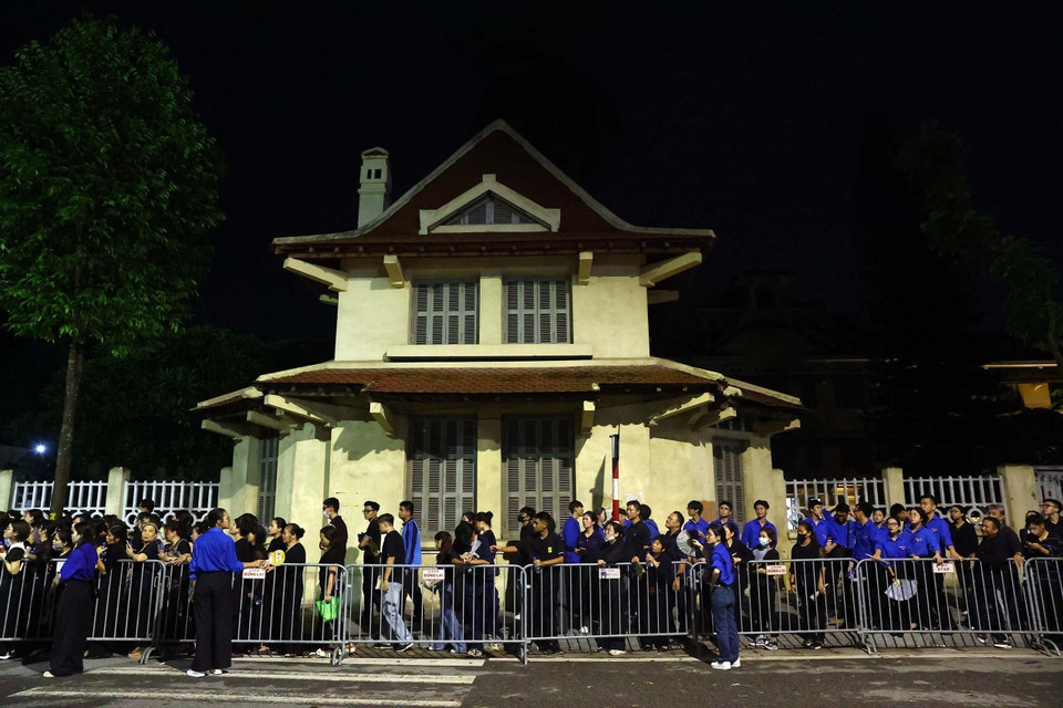 Người dân xếp hàng trên phố Yecxanh đợi vào viếng Tổng Bí thư Nguyễn Phú Trọng. (Ảnh: TTXVN)