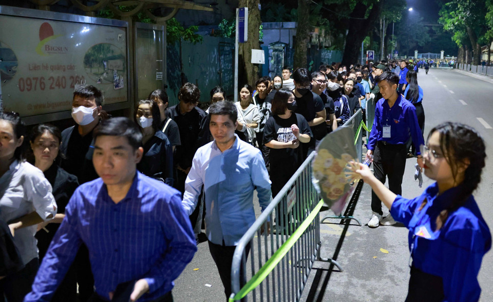 Người dân xếp hàng chờ đợi vào viếng Tổng Bí thư Nguyễn Phú Trọng. (Ảnh: TTXVN)