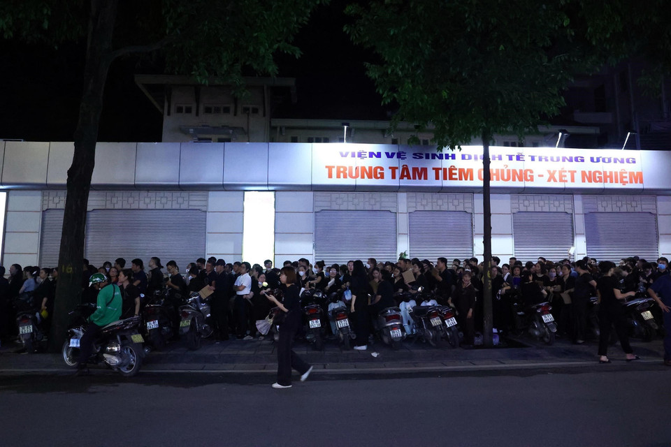 Các tuyến phố xung quanh khu vực Nhà Tang lễ Quốc gia đều tập trung nhiều người dân xếp hàng đợi vào viếng Tổng Bí thư Nguyễn Phú Trọng. (Ảnh: TTXVN)