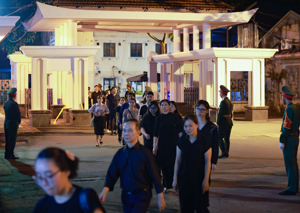 Dòng người tiếp tục vào Nhà tang lễ để viếng Tổng Bí thư Nguyễn Phú Trọng. (Ảnh: TTXVN)