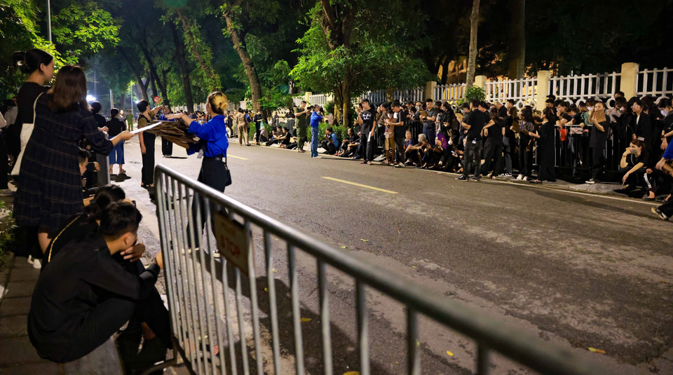 Người dân xếp hàng chờ đợi vào viếng Tổng Bí thư Nguyễn Phú Trọng. (Ảnh: TTXVN)