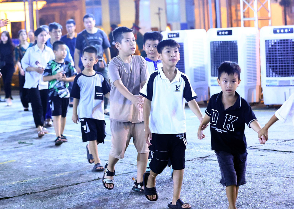 Các em nhỏ vào viếng Tổng Bí thư Nguyễn Phú Trọng. (Ảnh: TTXVN)