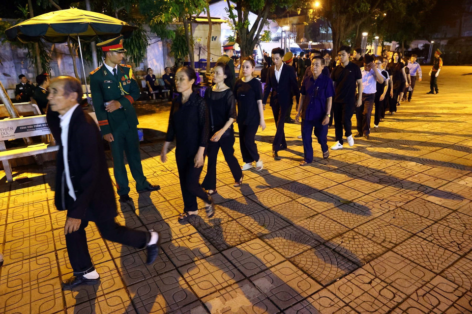 Càng về đêm, dòng người vào viếng Tổng Bí thư càng đông. (Ảnh: TTXVN)