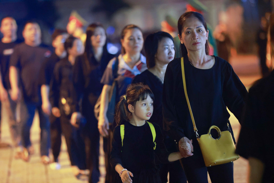 Dòng người tiếp tục vào Nhà tang lễ vào viếng Tổng Bí thư Nguyễn Phú Trọng. (Ảnh: TTXVN)