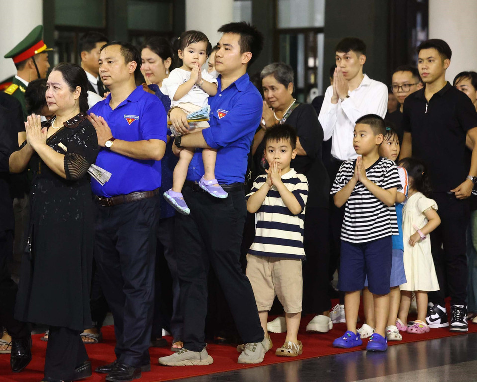 Nhiều trẻ em đi theo gia đình vào viếng Tổng Bí thư Nguyễn Phú Trọng. (Ảnh: TTXVN)