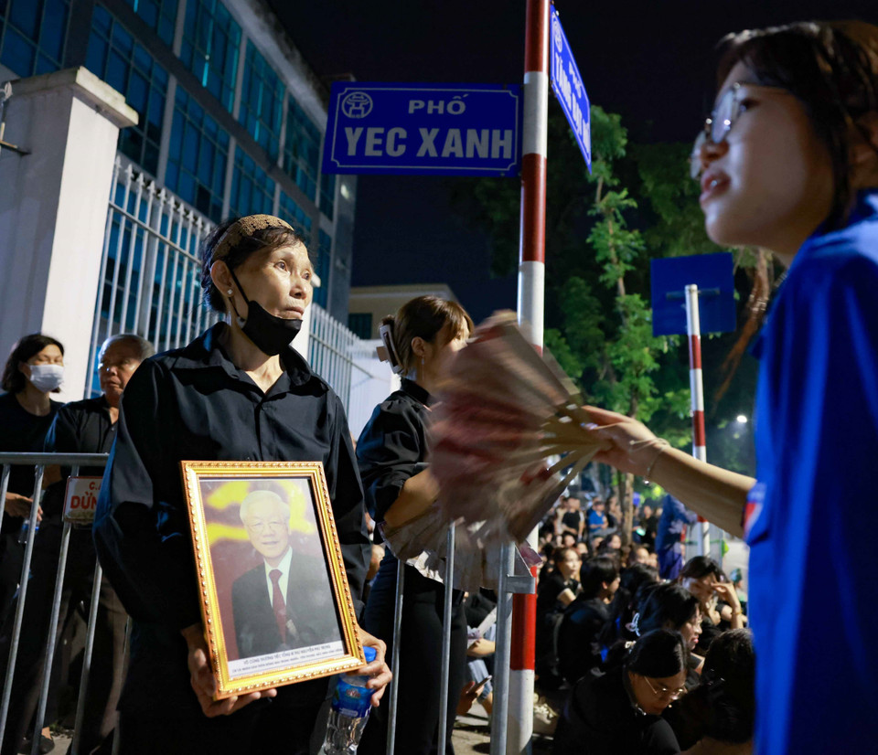 Người dân kiên nhẫn chờ đợi để được vào viếng Tổng Bí thư Nguyễn Phú Trọng. (Ảnh: TTXVN)