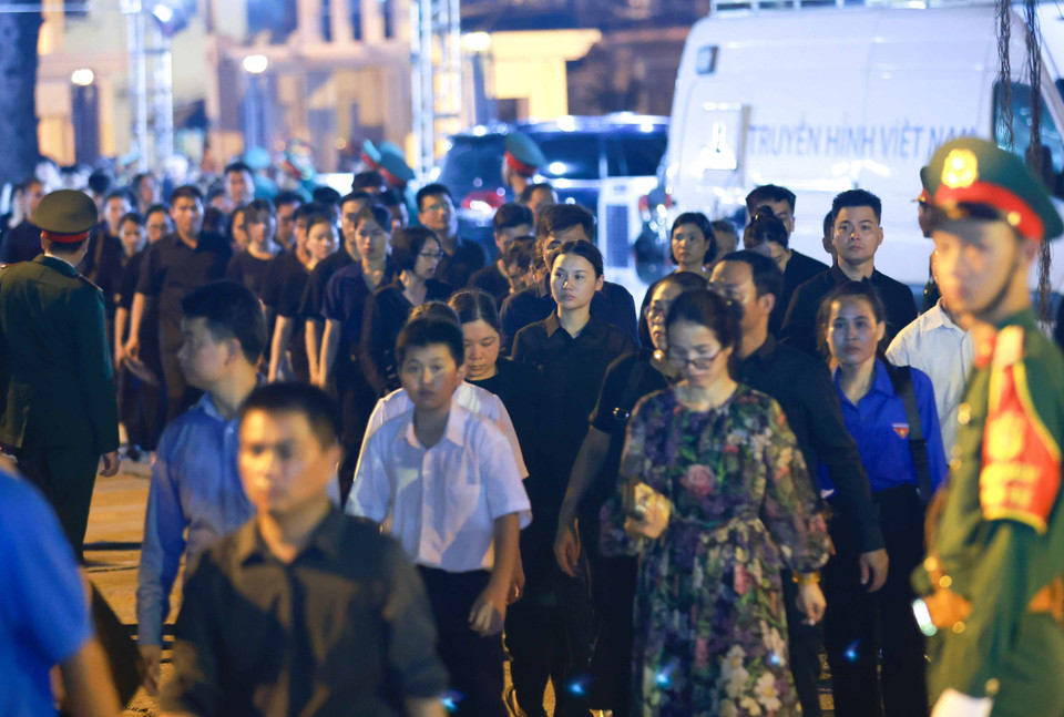 Càng về đêm, dòng người hướng về Nhà Tang lễ Quốc gia càng đông. (Ảnh: TTXVN)