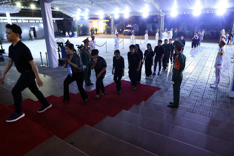 Càng về đêm, dòng người vào viếng Tổng Bí thư càng đông. (Ảnh: TTXVN)