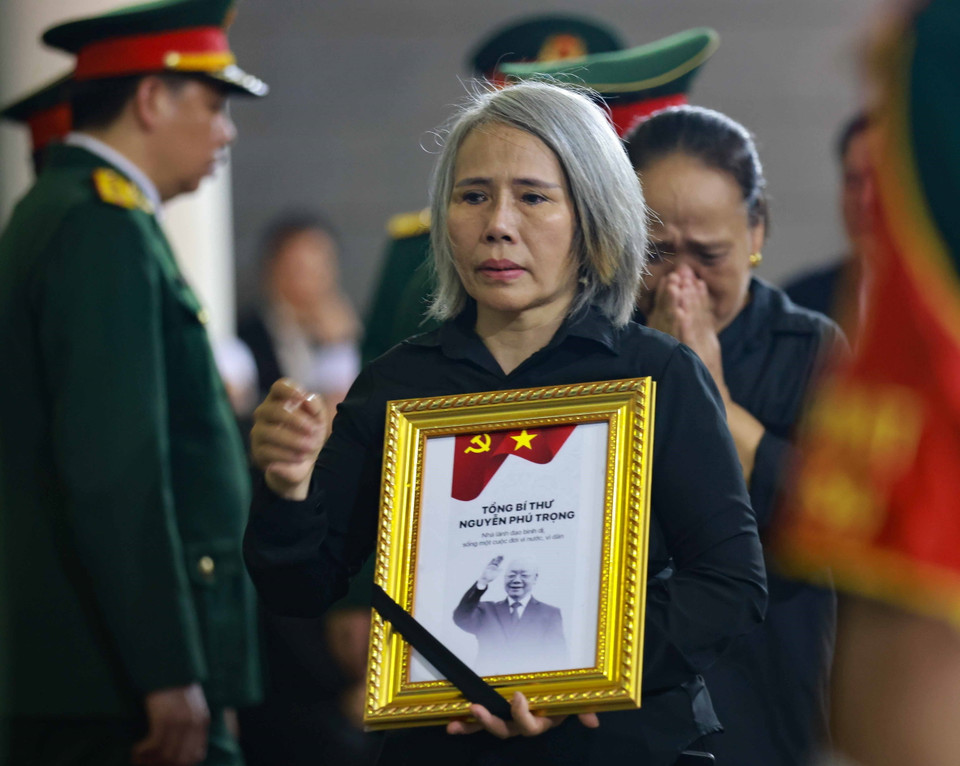 Người dân tới viếng Tổng Bí thư Nguyễn Phú Trọng. (Ảnh: TTXVN)