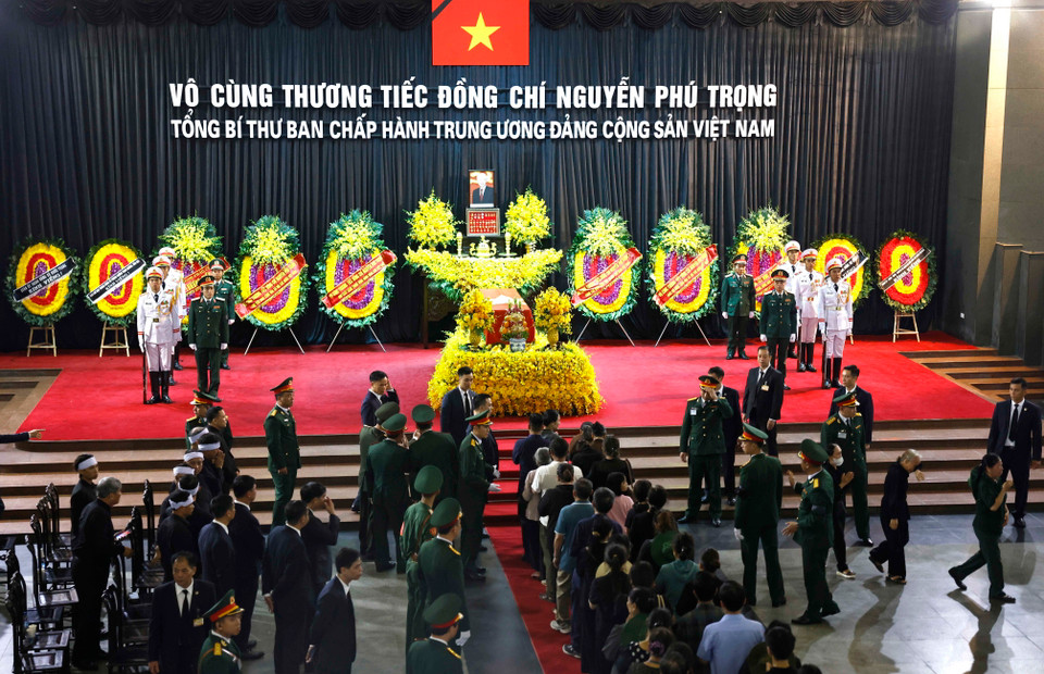 Nhân dân vào viếng Tổng Bí thư Nguyễn Phú Trọng. (Ảnh: TTXVN)