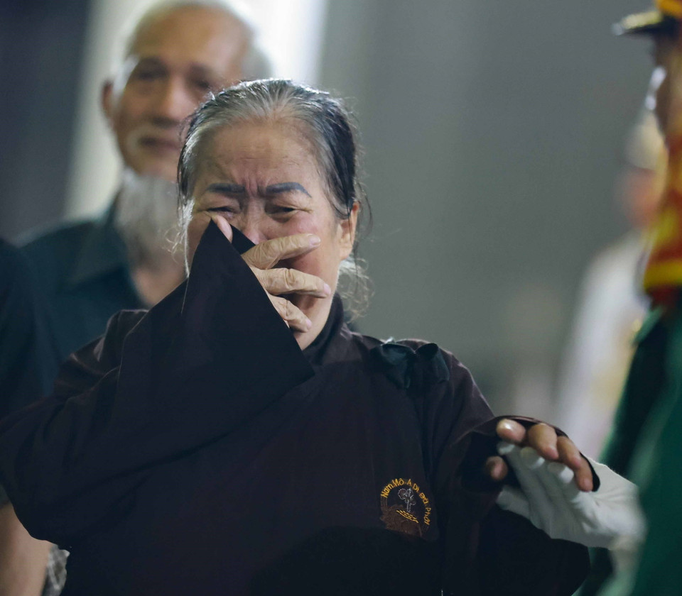 Người dân nghẹ ngào, xúc động viếng Tổng Bí thư Nguyễn Phú Trọng. (Ảnh: TTXVN)