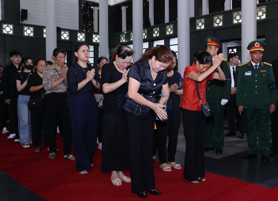 Người dân xúc động, lặng lẽ viếng Tổng Bí thư Nguyễn Phú Trọng. (Ảnh: TTXVN)