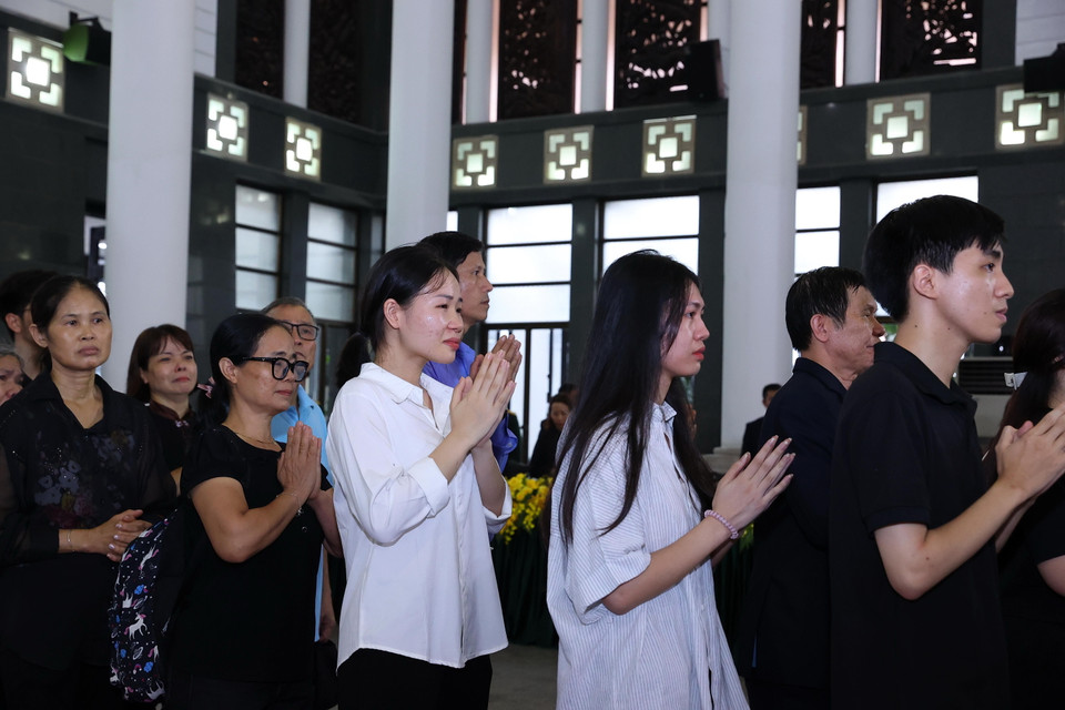 Người dân xúc động, lặng lẽ viếng Tổng Bí thư Nguyễn Phú Trọng. (Ảnh: TTXVN)