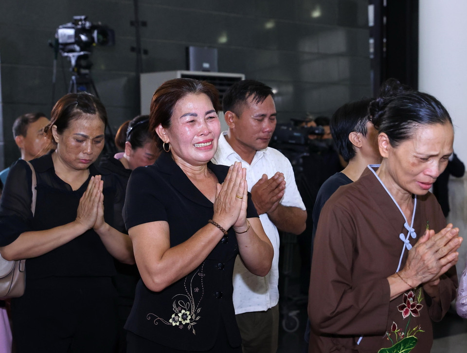 Người dân xúc động, lặng lẽ viếng Tổng Bí thư Nguyễn Phú Trọng. (Ảnh: TTXVN)