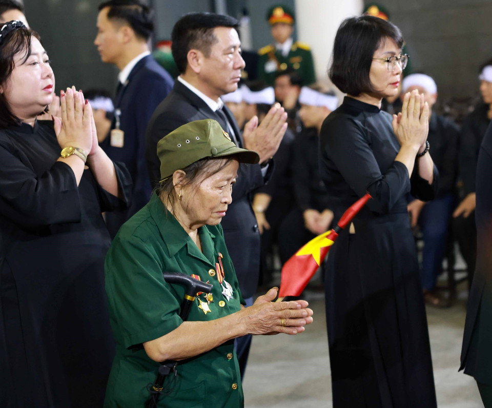 Người dân nghẹn ngào, xúc động viếng Tổng Bí thư Nguyễn Phú Trọng. (Ảnh: TTXVN)