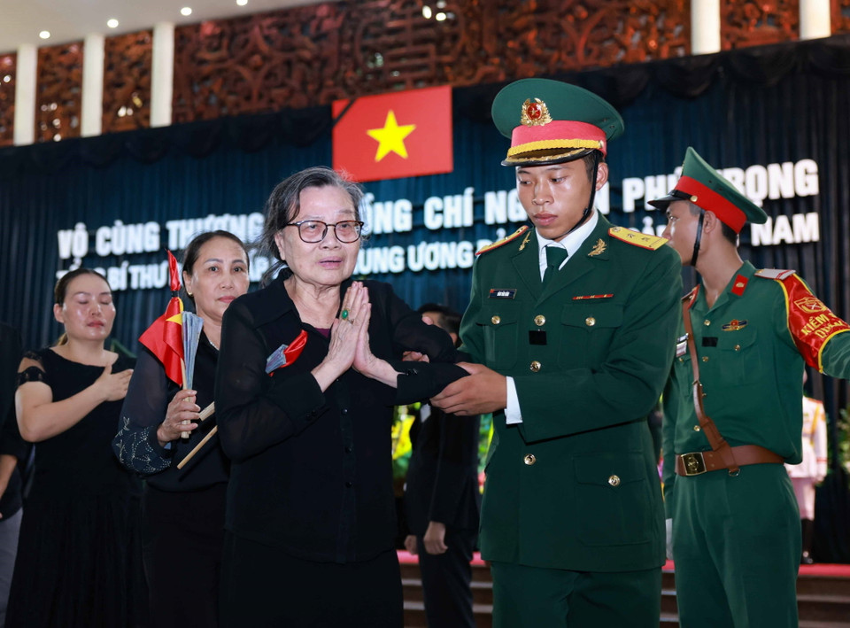 Người dân vào viếng Tổng Bí thư Nguyễn Phú Trọng. (Ảnh: TTXVN)