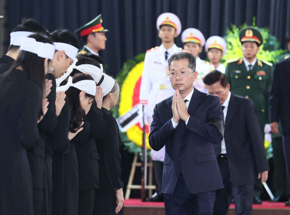 Đồng chí Nguyễn Văn Quảng, Ủy viên Trung ương Đảng, Bí thư Thành ủy Đà Nẵng chia buồn với gia quyến Tổng Bí thư Nguyễn Phú Trọng. (Ảnh: TTXVN)