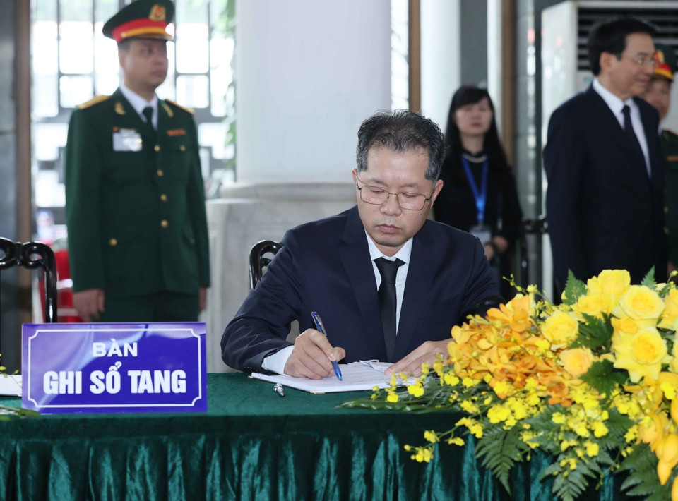 Đồng chí Nguyễn Văn Quảng, Ủy viên Trung ương Đảng, Bí thư Thành ủy Đà Nẵng ghi sổ tang Tổng Bí thư Nguyễn Phú Trọng. (Ảnh: TTXVN)