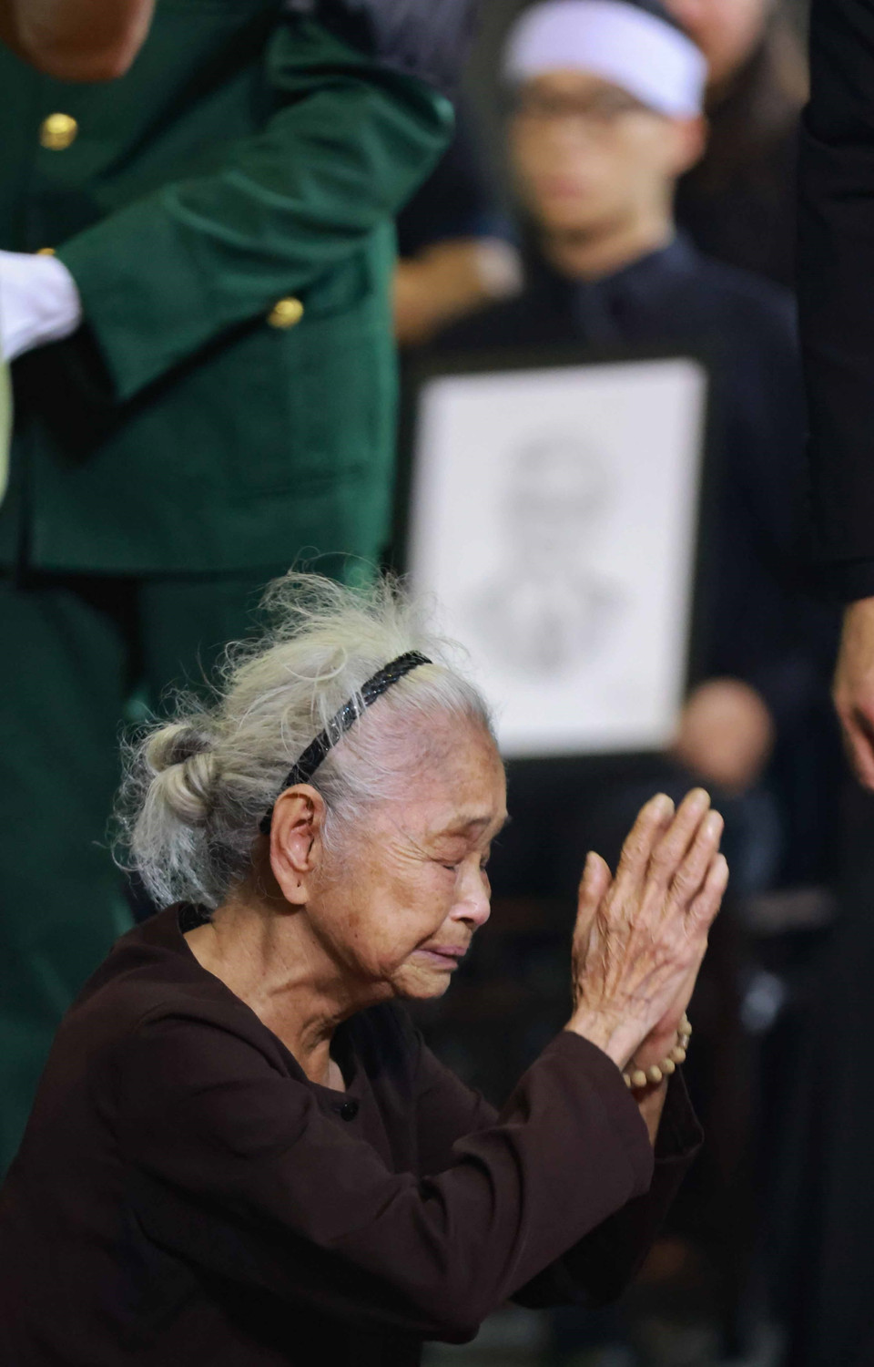 Người cao tuổi thành kính, xúc động trước linh cữu Tổng Bí thư Nguyễn Phú Trọng khi tới viếng. (Ảnh: TTXVN)