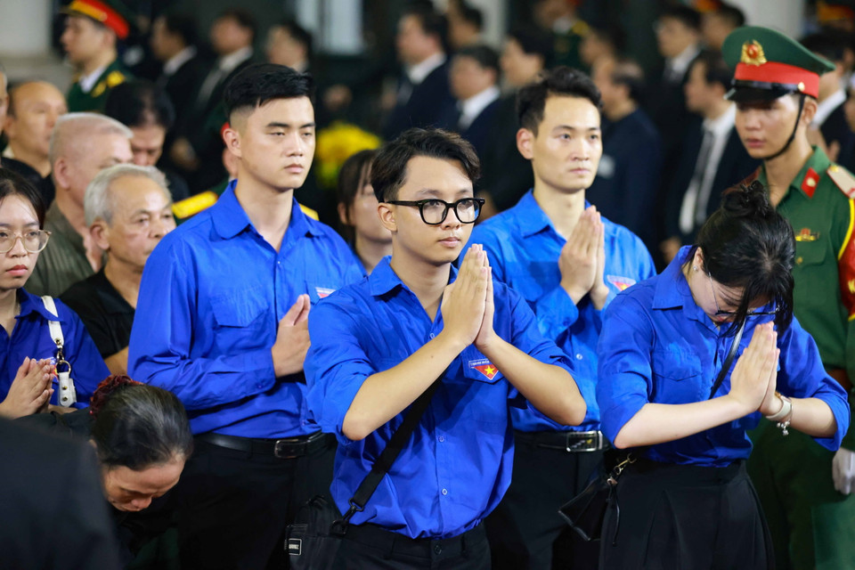 Thế hệ trẻ viếng Tổng Bí thư Nguyễn Phú Trọng. (Ảnh: TTXVN)