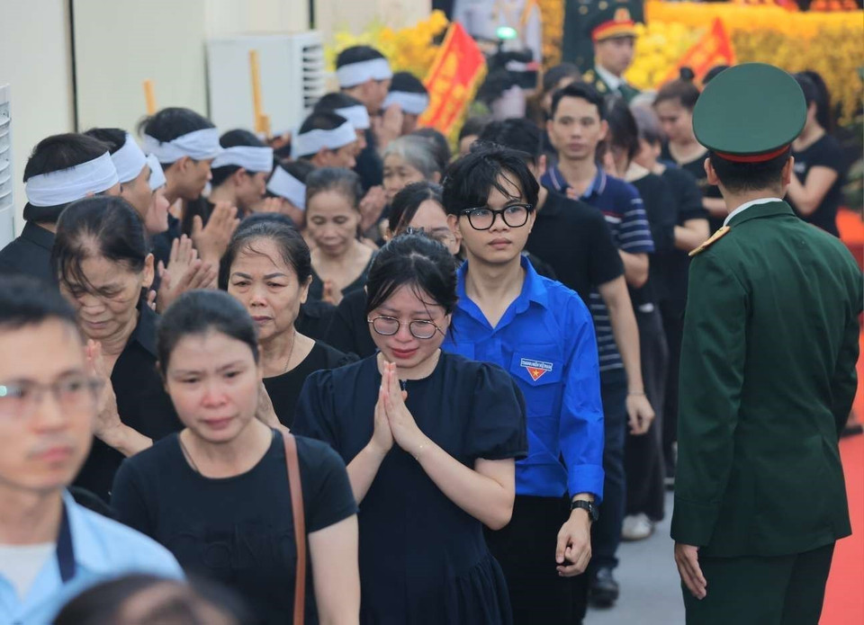 Đông đảo nhân dân đến viếng Tổng Bí thư Nguyễn Phú Trọng tại xã Đông Hội, huyện Đông Anh. (Ảnh: TTXVN)